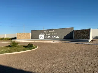 Vista externa de um muro com a marca K Kappel Imóveis em Lajeado.