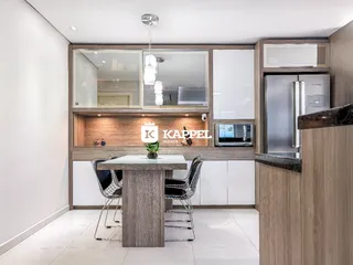 Esta é uma sala de jantar com mesa e cadeiras em um ambiente moderno.