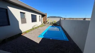 Fachada de uma residência com piscina em Lajeado, Brasil.