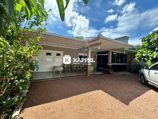 Foto da fachada de uma casa em Lajeado, Brasil, com jardim frontal e área coberta.
