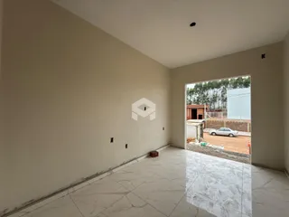 Interior de uma sala com paredes claras e piso de cerâmica.
