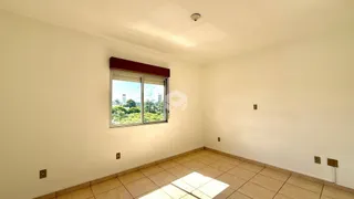 Ambiente interno com piso de cerâmica e janela.