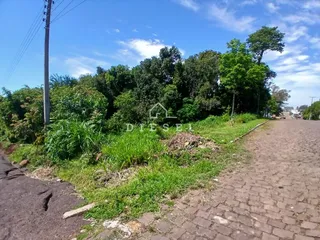 Vista da propriedade com vegetação e estrada no entorno.
