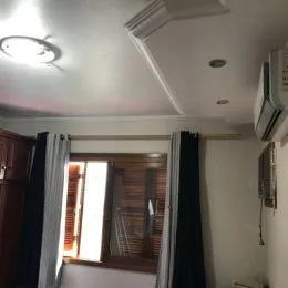 Foto de um interior com teto branco e aparelho de ar-condicionado instalado.