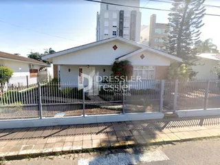 Fachada de uma casa em Lajeado, Brasil com cerca de metal.