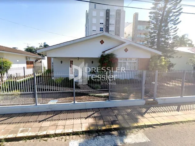 Fachada de uma casa em Lajeado, Brasil com cerca de metal.