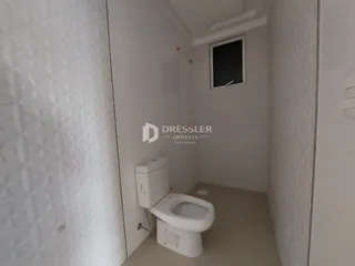 Foto de um corredor com um vaso sanitário em um imóvel no Brasil.