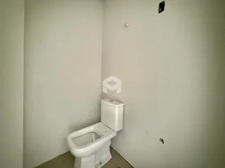 Foto de uma parede com um vaso sanitário em um imóvel.