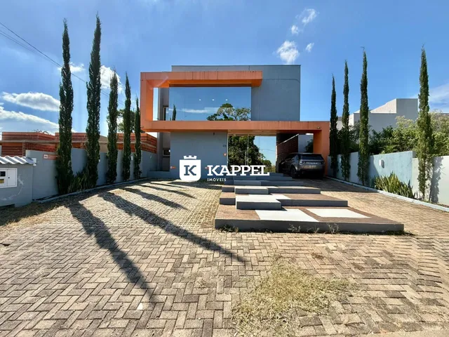 Fachada moderna de uma residência em Lajeado, Brasil, com paisagismo frontal.