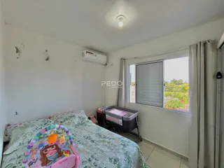 Quarto com cama e janela em um imóvel no Brasil.
