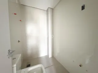 Foto de um banheiro interno em uma residência.