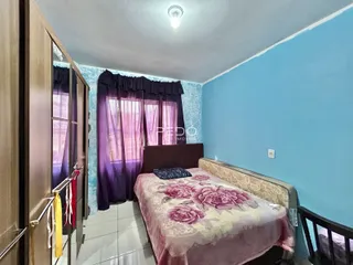 Quarto com cama e cortinas em uma sala de Lajeado, Brasil.