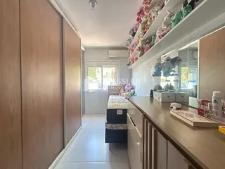 Corredor interno com armários e bancada em um imóvel no Brasil.