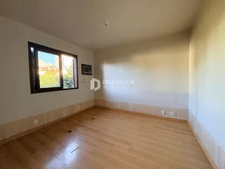Ambiente interno com piso de madeira clara.