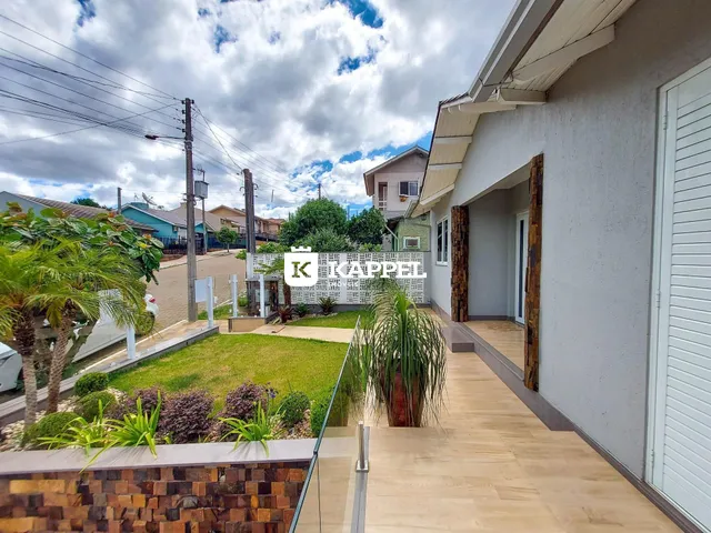 Fachada da casa em Lajeado, Brasil, mostrando a área externa e o jardim.
