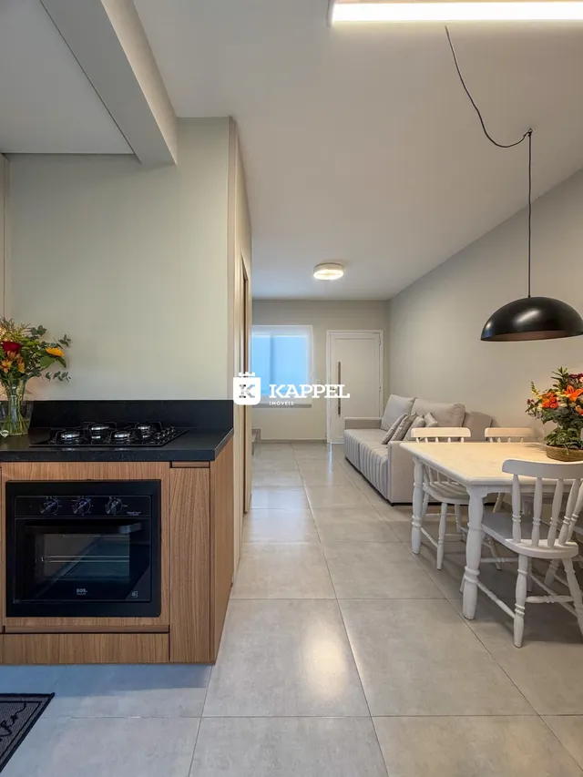 Foto de uma sala de estar e cozinha moderna com piso de cerâmica.