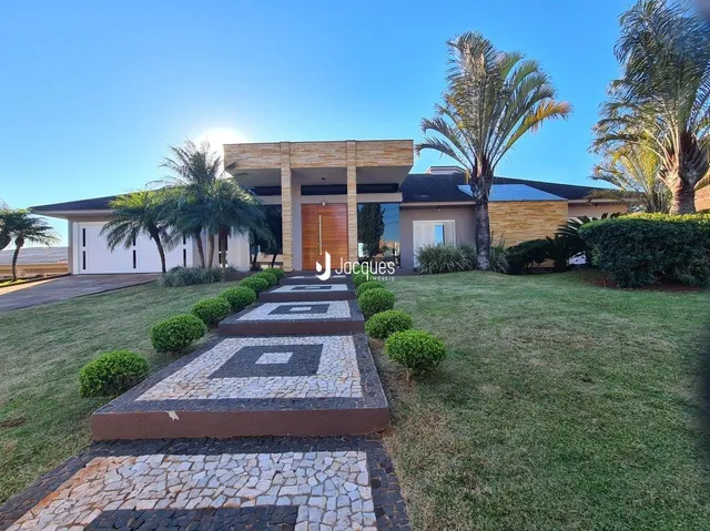 A fachada de uma casa em Lajeado, Brasil, com jardim gramado e calçamento.