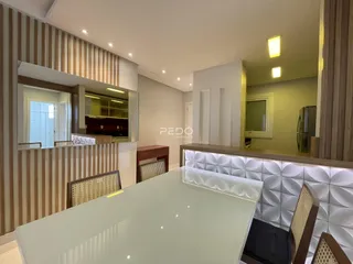 Ambiente moderno de sala de estar com detalhes em madeira e bancada branca.