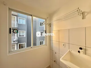 Foto de um banheiro interno com janela que oferece uma vista externa.