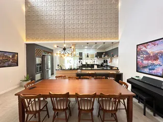 Foto de uma sala de jantar com mesa de madeira e cadeiras em um ambiente moderno.