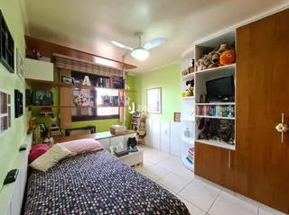 Foto de um quarto com decoração de madeira e estantes.