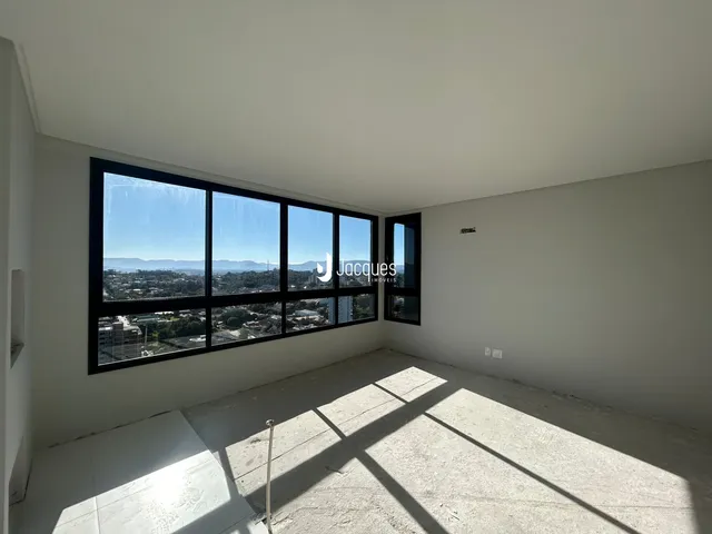 Ambiente interno com grande janela de vista para a paisagem.