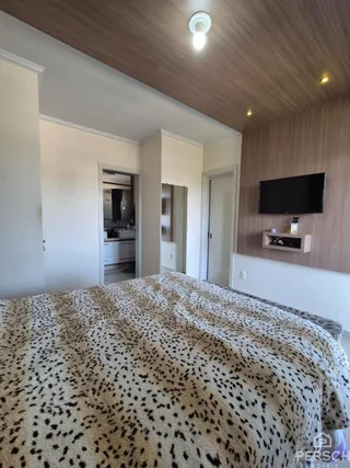 Foto de uma cama com edredom estampado em um quarto.