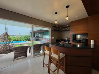 Ambiente interno de uma sala de estar com acesso a uma área externa e piscina.