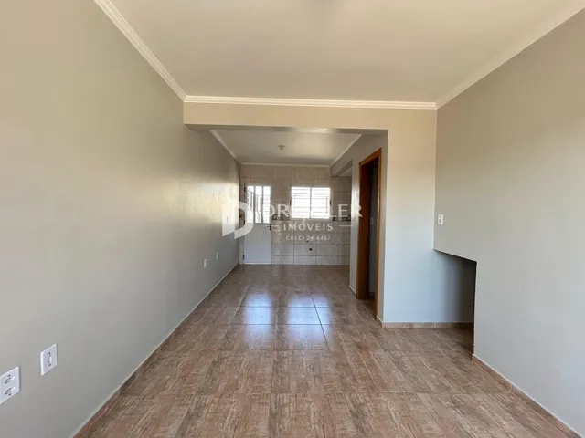 Corredor interno de uma residência com piso de cerâmica.