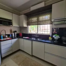 Foto de uma cozinha com armários superiores e inferiores.