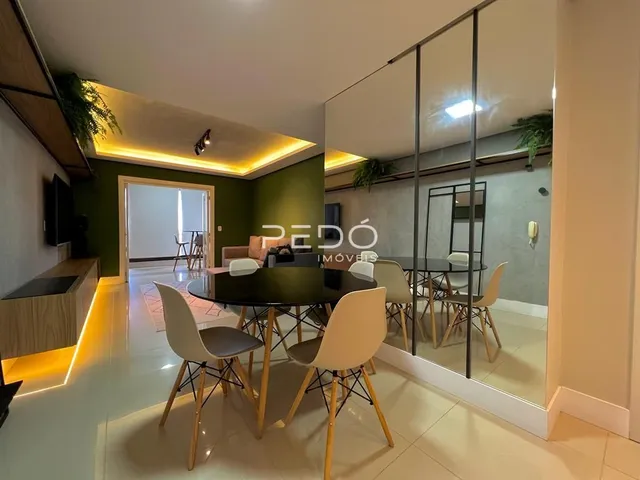 Sala de jantar moderna com piso claro e móveis de madeira.
