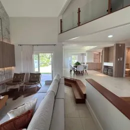 Foto de uma área interna com acesso a uma varanda.