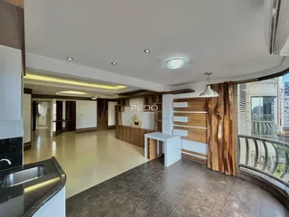 Sala de estar com piso de madeira e vista da janela.