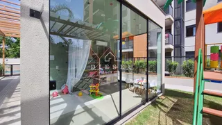 Fachada de um apartamento moderno com grandes portas de vidro e área externa.