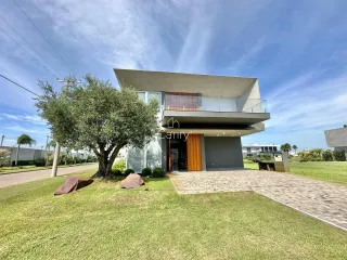 Casa com 5 dormitórios, foto 1