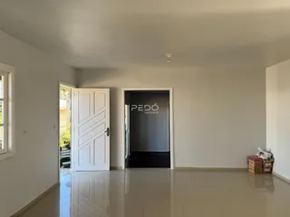 Hall com porta branca e piso de cerâmica visível na propriedade.