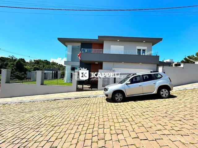 Fachada de uma residência moderna com paisagismo em Lajeado, Brasil.