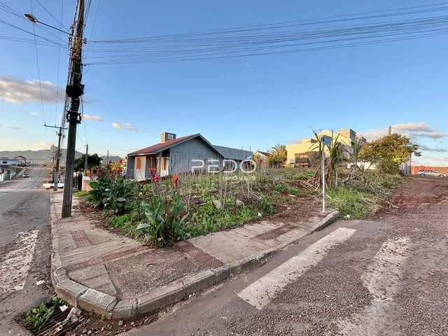 Fachada de uma casa em Lajeado, Brasil, com terreno com vegetação.