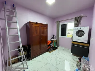 Foto de um quarto com armário de madeira e janela em um imóvel.
