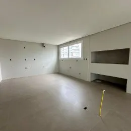 Ambiente interno amplo e vazio de uma residência.