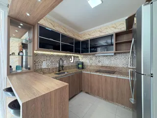 Vista da cozinha moderna com armários de madeira e revestimento de azulejos.