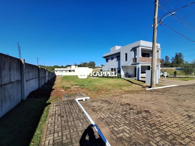 Fachada de uma casa moderna com gramado e muro lateral em Lajeado, Brasil.