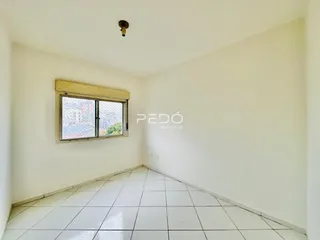 Ambiente interno com piso de cerâmica e janela.