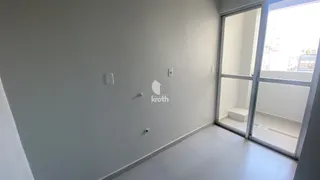 Vista interna de um ambiente com paredes brancas e piso claro.