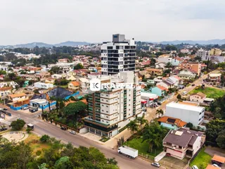 Vista aérea de um edifício moderno em uma área residencial de Lajeado, Brasil.