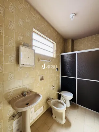 Foto de um banheiro com revestimento de azulejos amarelos.