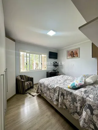 Quarto com cama e janela em um imóvel no Brasil.