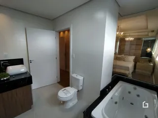 Foto de um banheiro com vaso sanitário branco.