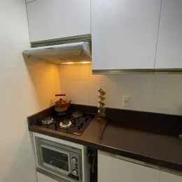 Foto de um balcão de cozinha com eletrodomésticos instalados.