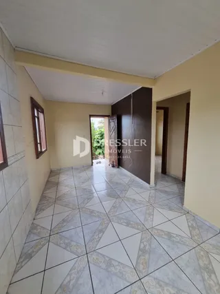 Um corredor com piso de cerâmica claro.